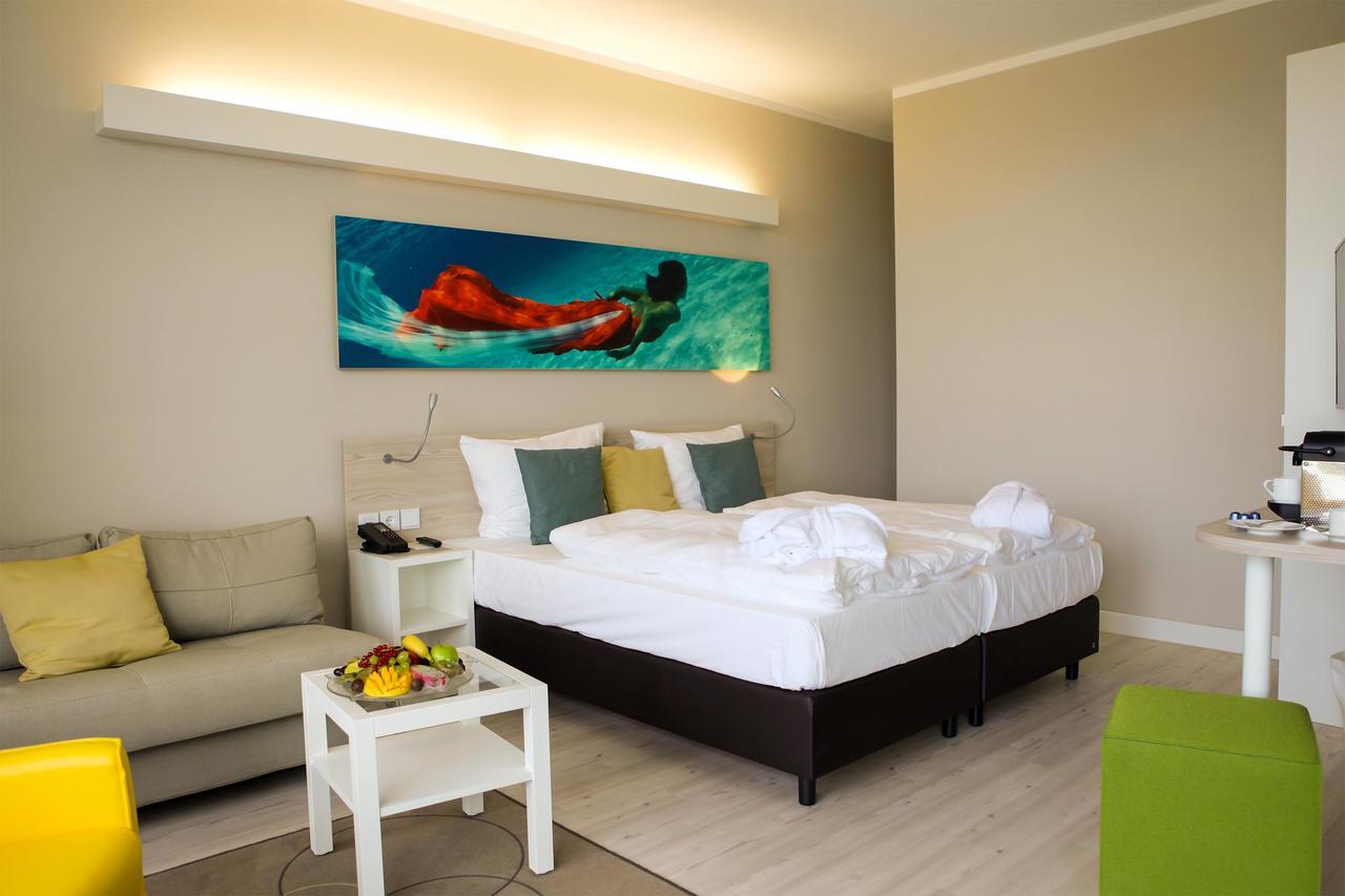 Seetelhotel Kaiserstrand Beachhotel ゼーバート・ヘリングスドルフ エクステリア 写真