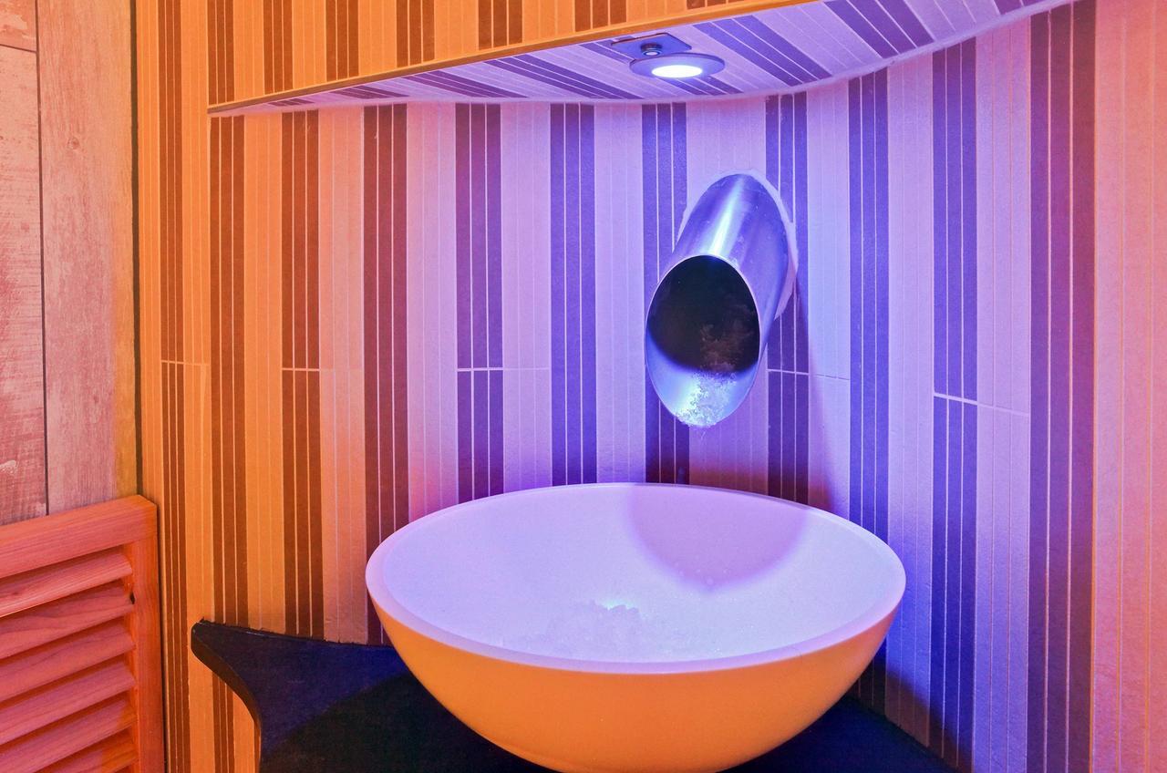 Seetelhotel Kaiserstrand Beachhotel ゼーバート・ヘリングスドルフ エクステリア 写真