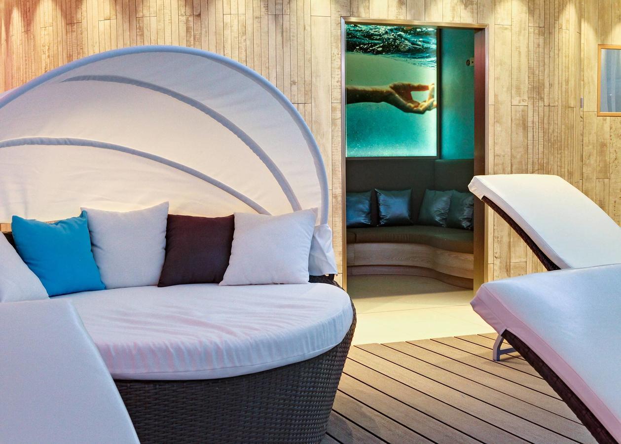 Seetelhotel Kaiserstrand Beachhotel ゼーバート・ヘリングスドルフ エクステリア 写真