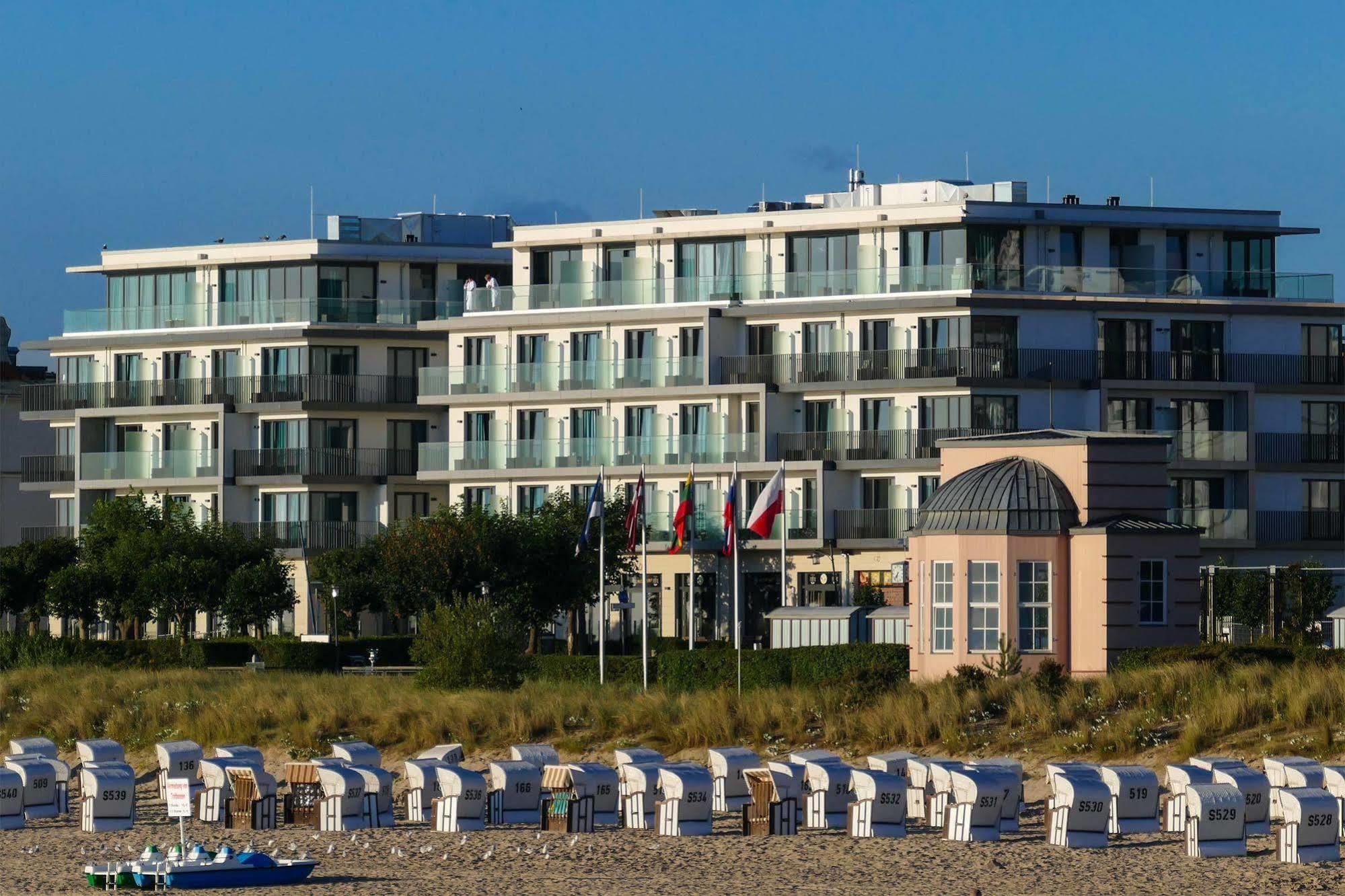 Seetelhotel Kaiserstrand Beachhotel ゼーバート・ヘリングスドルフ エクステリア 写真