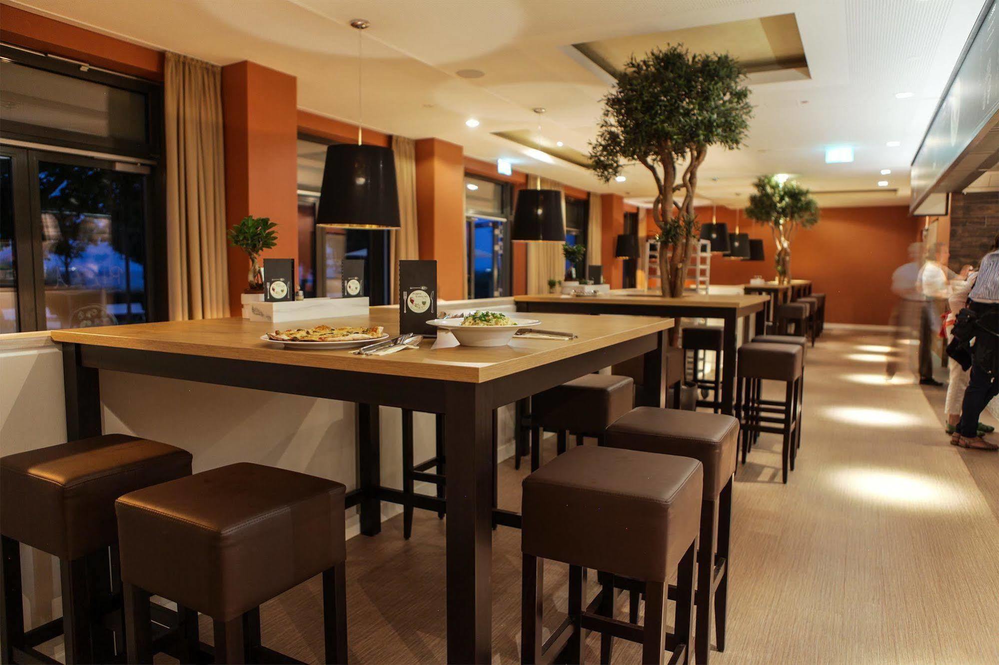 Seetelhotel Kaiserstrand Beachhotel ゼーバート・ヘリングスドルフ エクステリア 写真