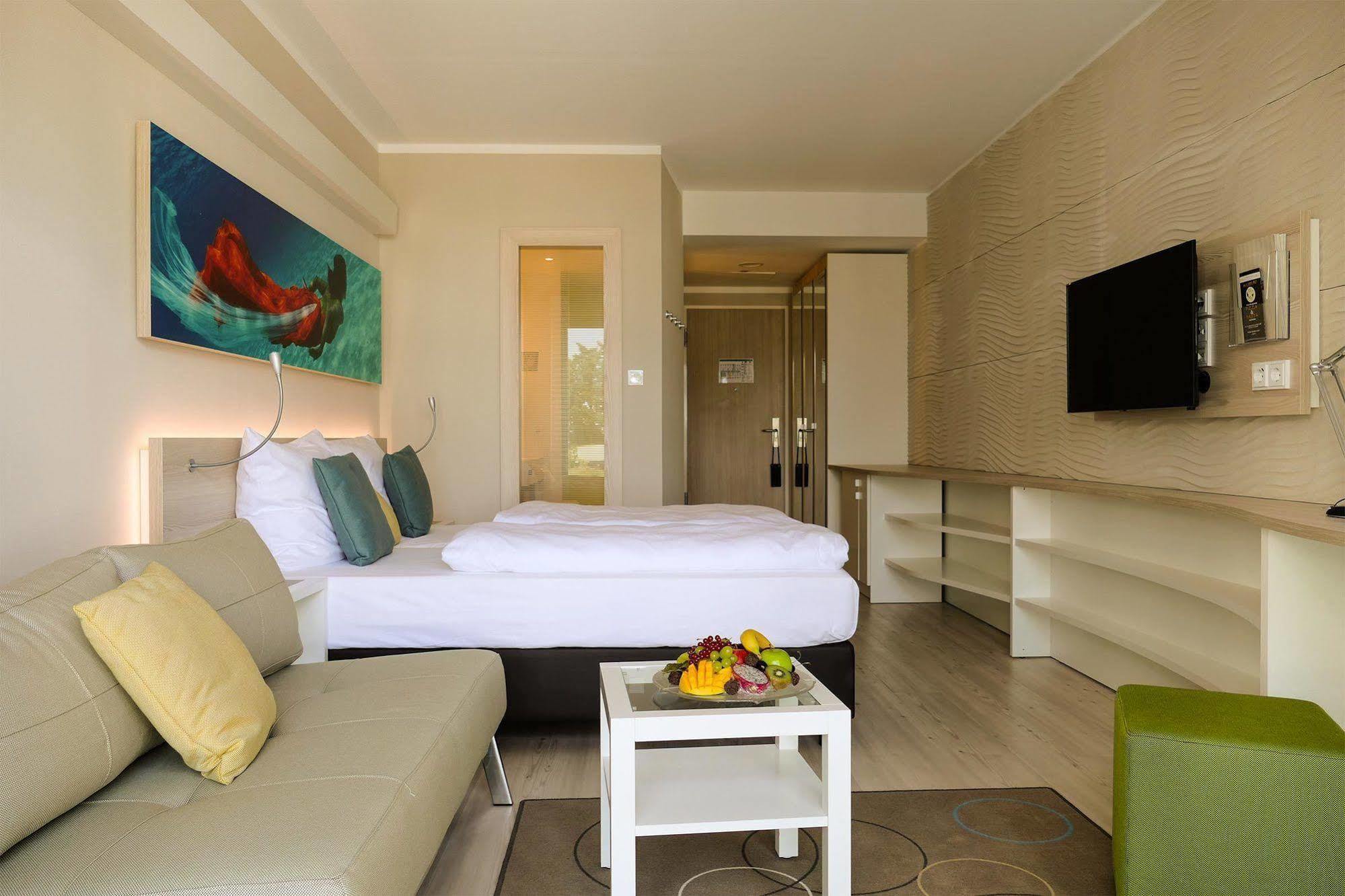 Seetelhotel Kaiserstrand Beachhotel ゼーバート・ヘリングスドルフ エクステリア 写真