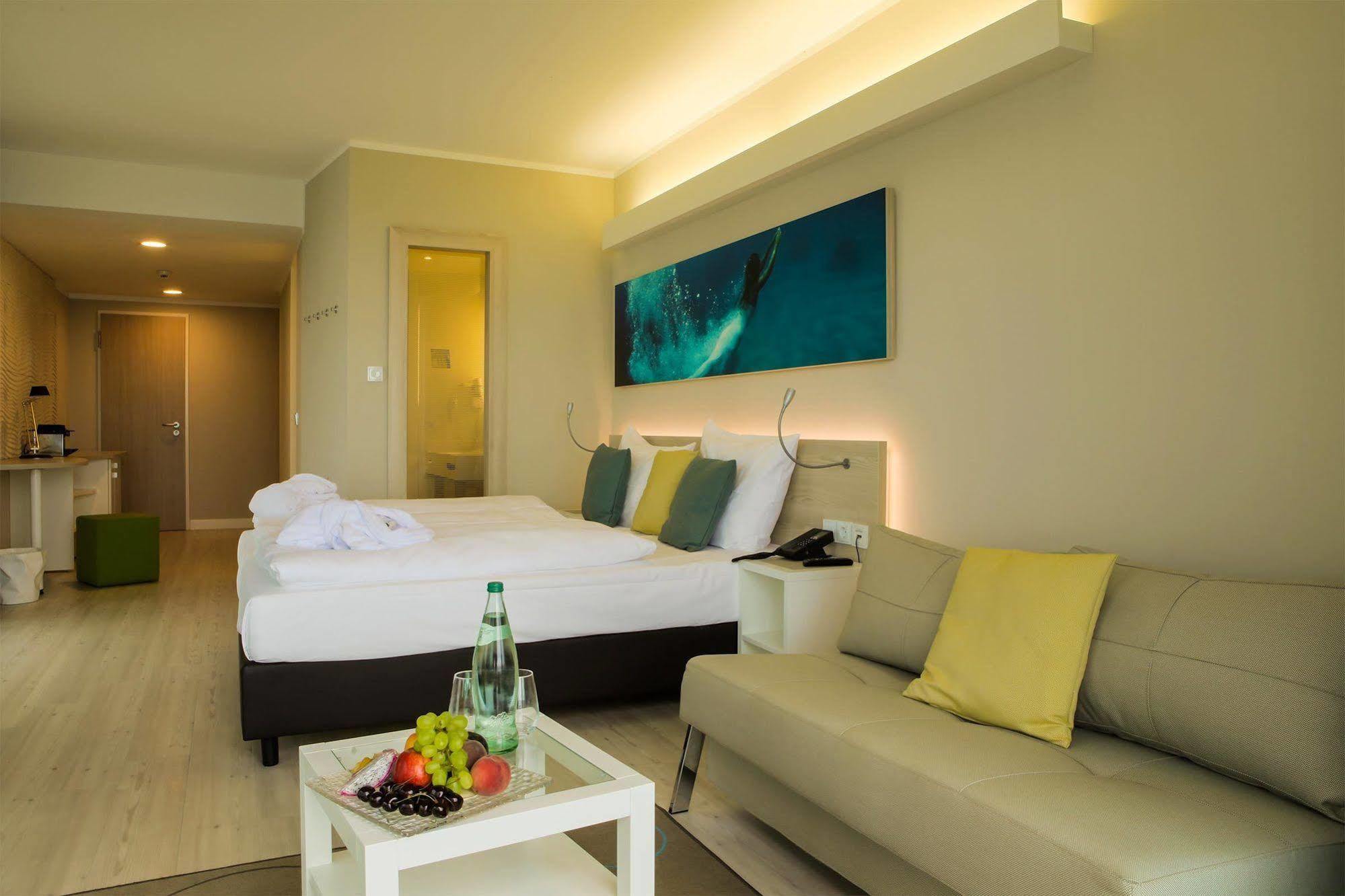 Seetelhotel Kaiserstrand Beachhotel ゼーバート・ヘリングスドルフ エクステリア 写真