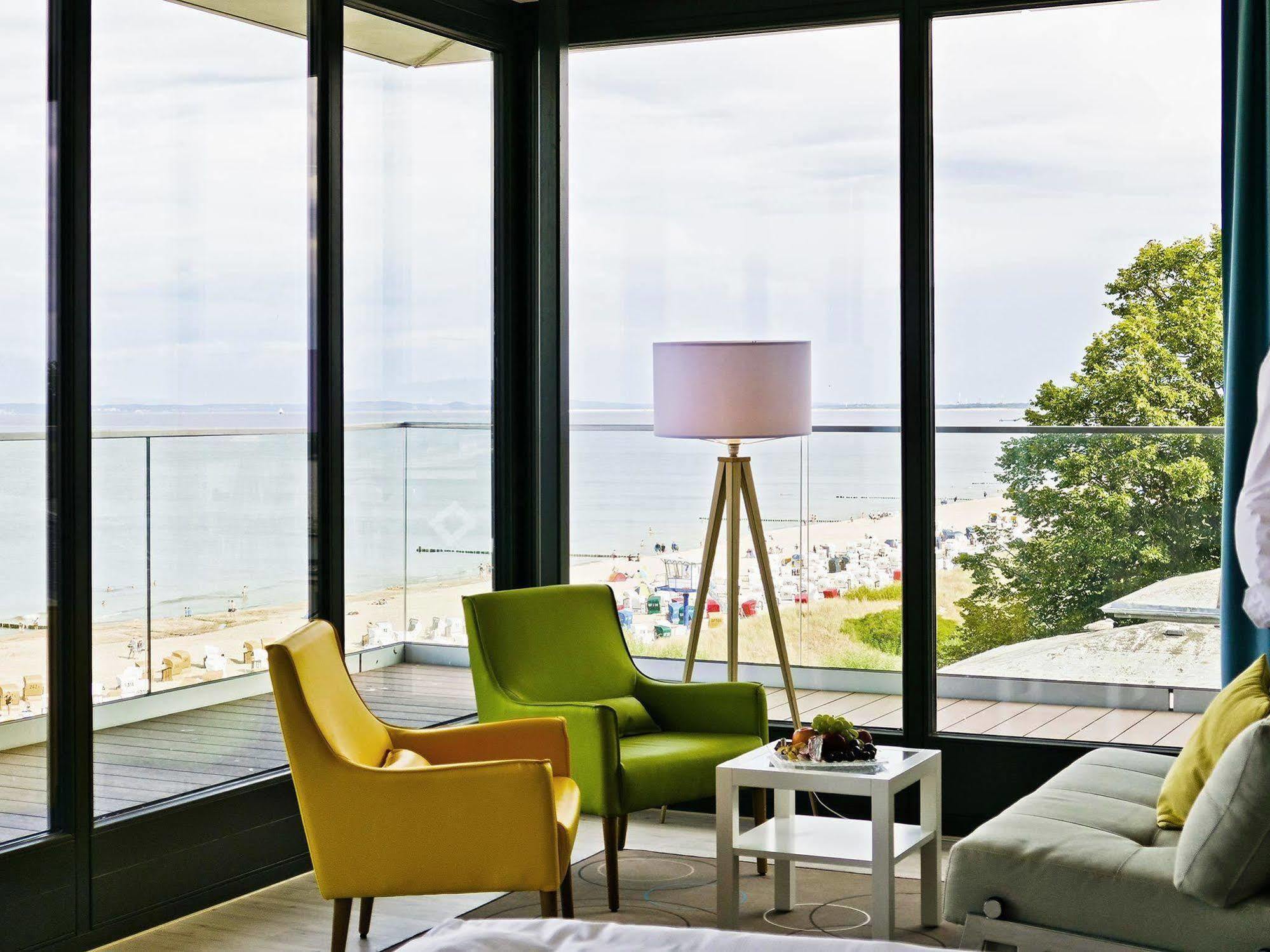 Seetelhotel Kaiserstrand Beachhotel ゼーバート・ヘリングスドルフ エクステリア 写真