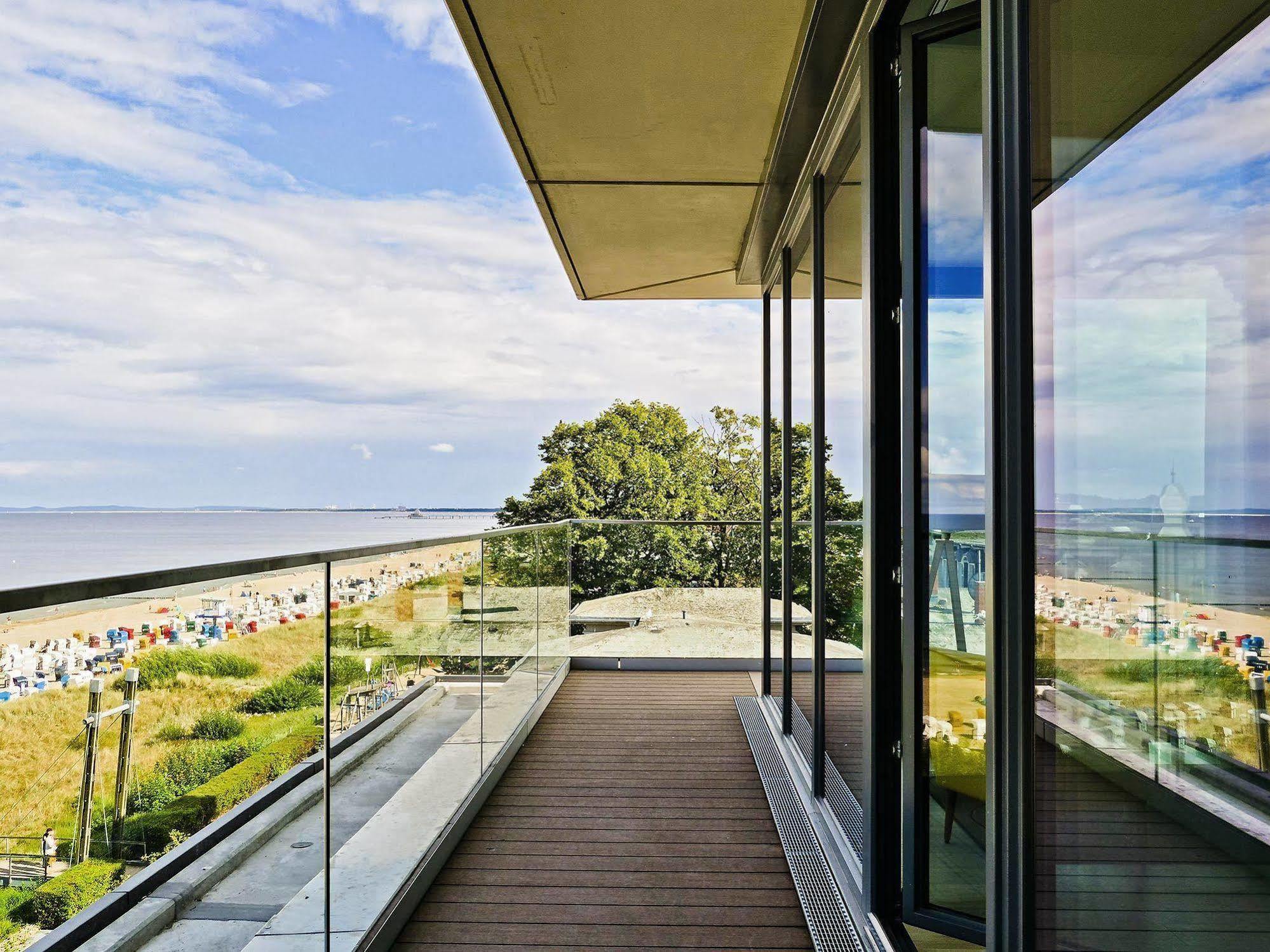 Seetelhotel Kaiserstrand Beachhotel ゼーバート・ヘリングスドルフ エクステリア 写真