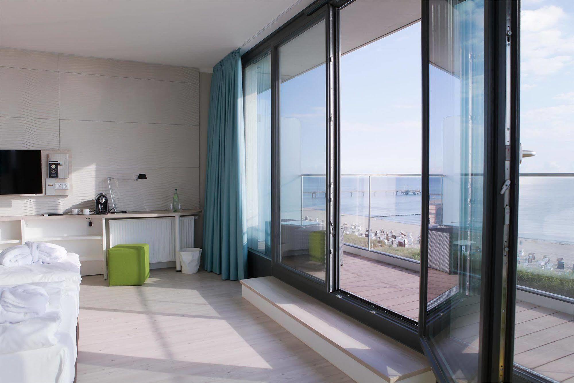 Seetelhotel Kaiserstrand Beachhotel ゼーバート・ヘリングスドルフ エクステリア 写真