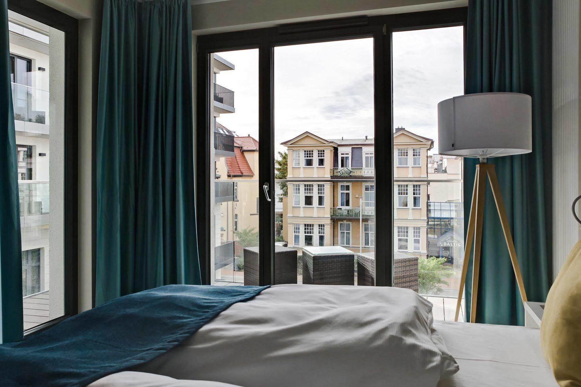 Seetelhotel Kaiserstrand Beachhotel ゼーバート・ヘリングスドルフ エクステリア 写真