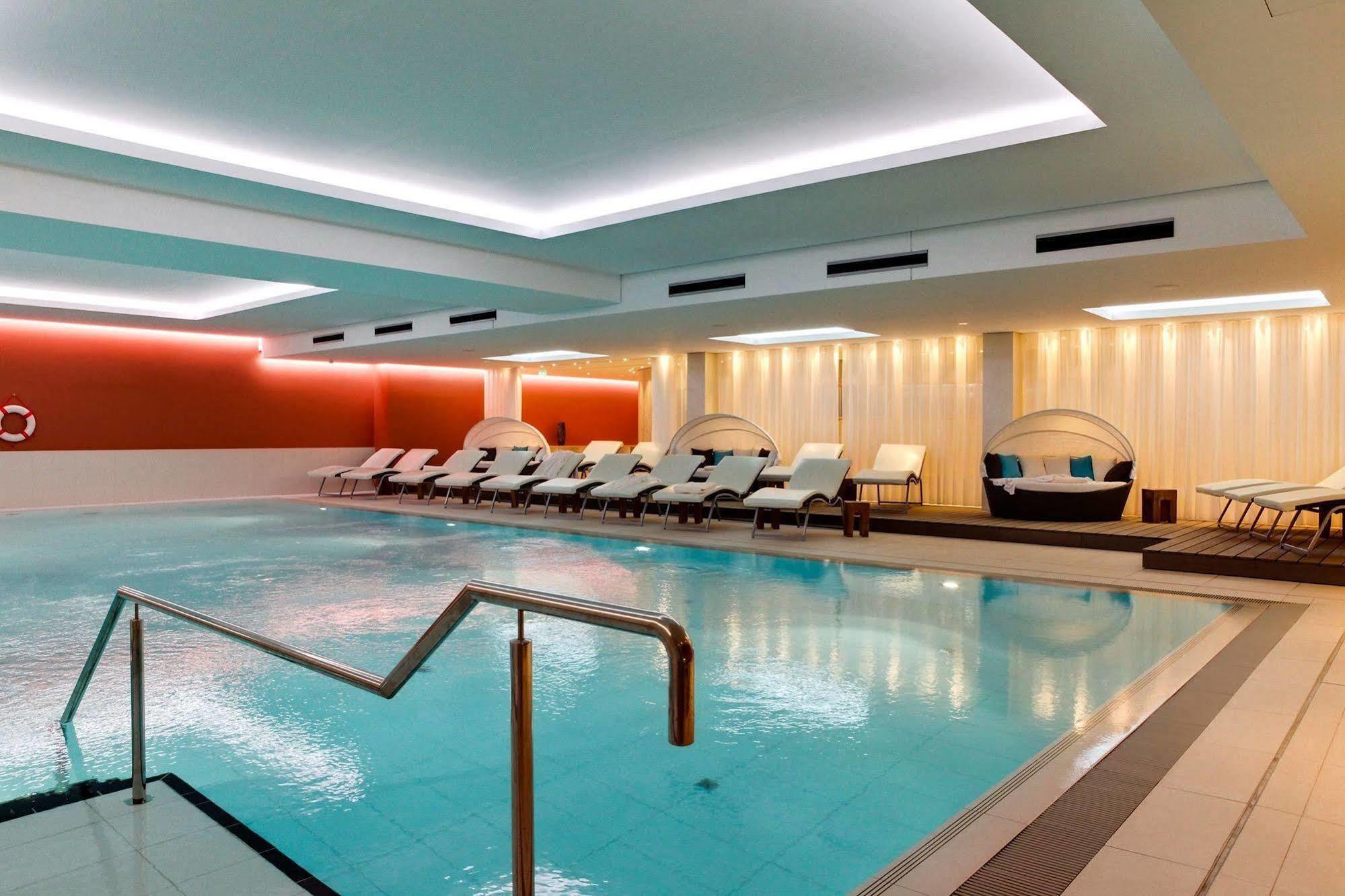 Seetelhotel Kaiserstrand Beachhotel ゼーバート・ヘリングスドルフ エクステリア 写真
