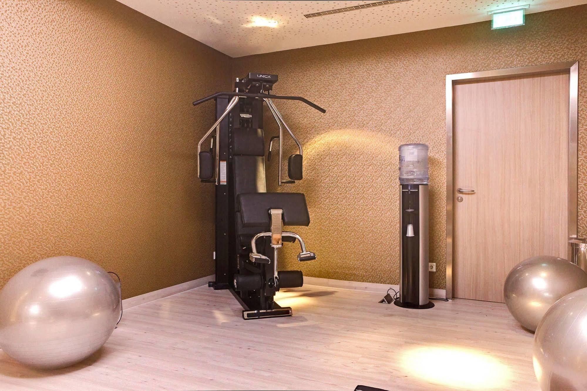Seetelhotel Kaiserstrand Beachhotel ゼーバート・ヘリングスドルフ エクステリア 写真