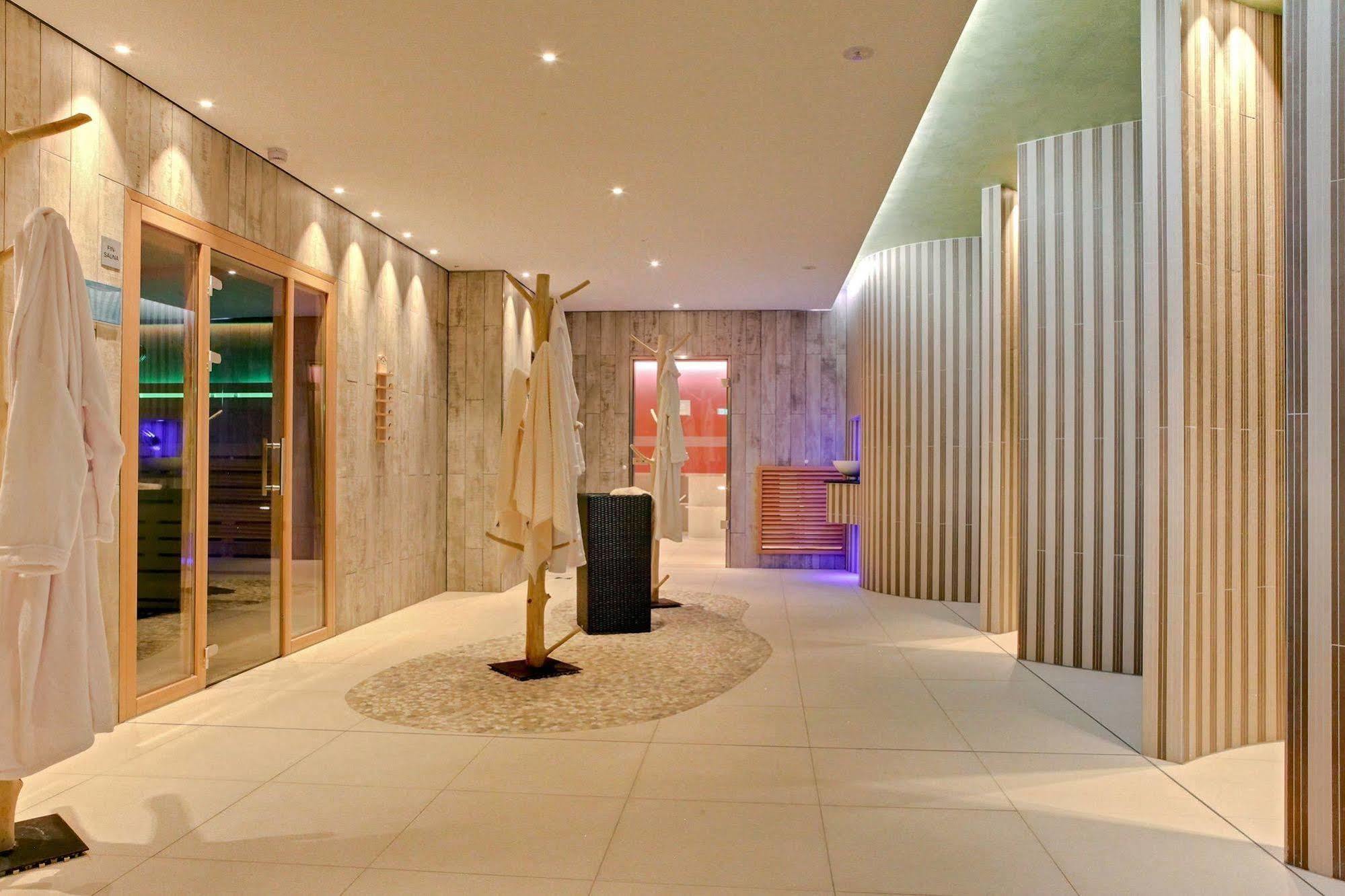 Seetelhotel Kaiserstrand Beachhotel ゼーバート・ヘリングスドルフ エクステリア 写真