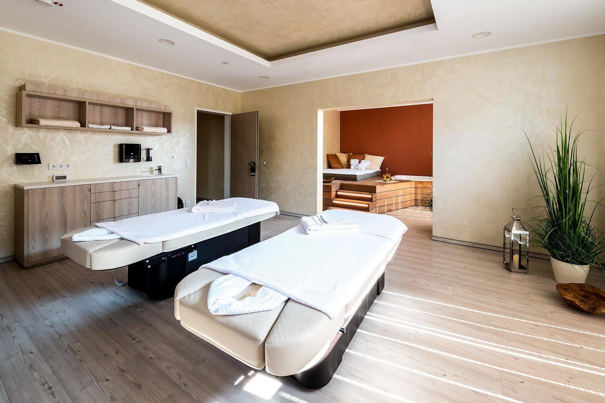Seetelhotel Kaiserstrand Beachhotel ゼーバート・ヘリングスドルフ エクステリア 写真