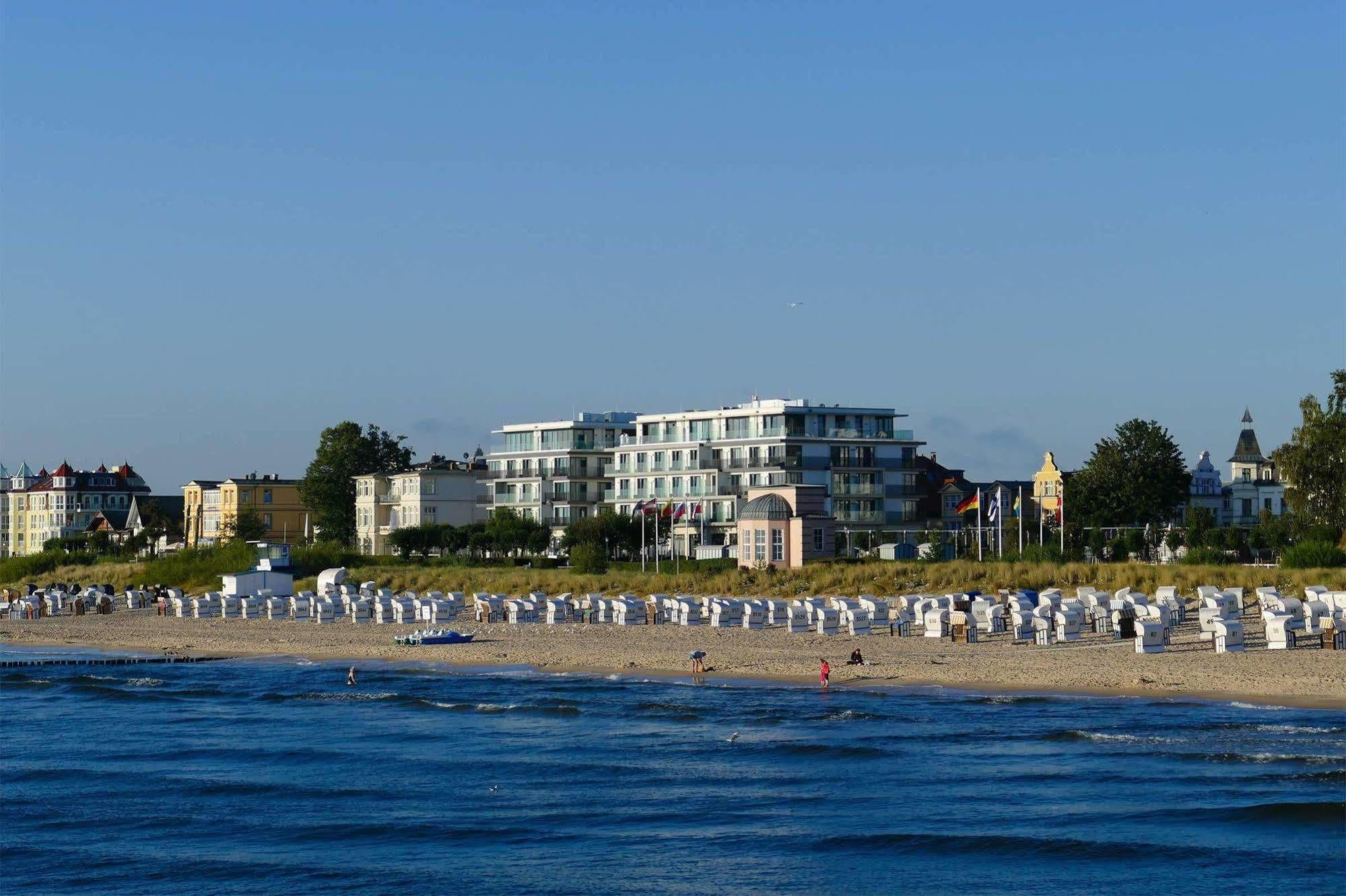 Seetelhotel Kaiserstrand Beachhotel ゼーバート・ヘリングスドルフ エクステリア 写真